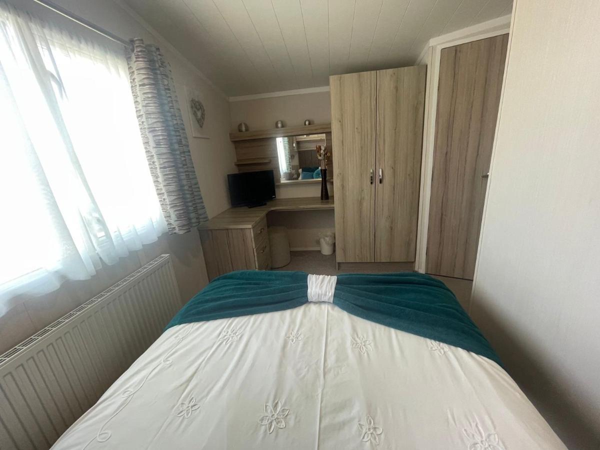 Lakeside Retreat 3 With Hot Tub, Private Fishing Peg Situated At Tattershall Lakes Country Park Ngoại thất bức ảnh