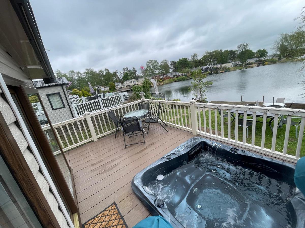 Lakeside Retreat 3 With Hot Tub, Private Fishing Peg Situated At Tattershall Lakes Country Park Ngoại thất bức ảnh