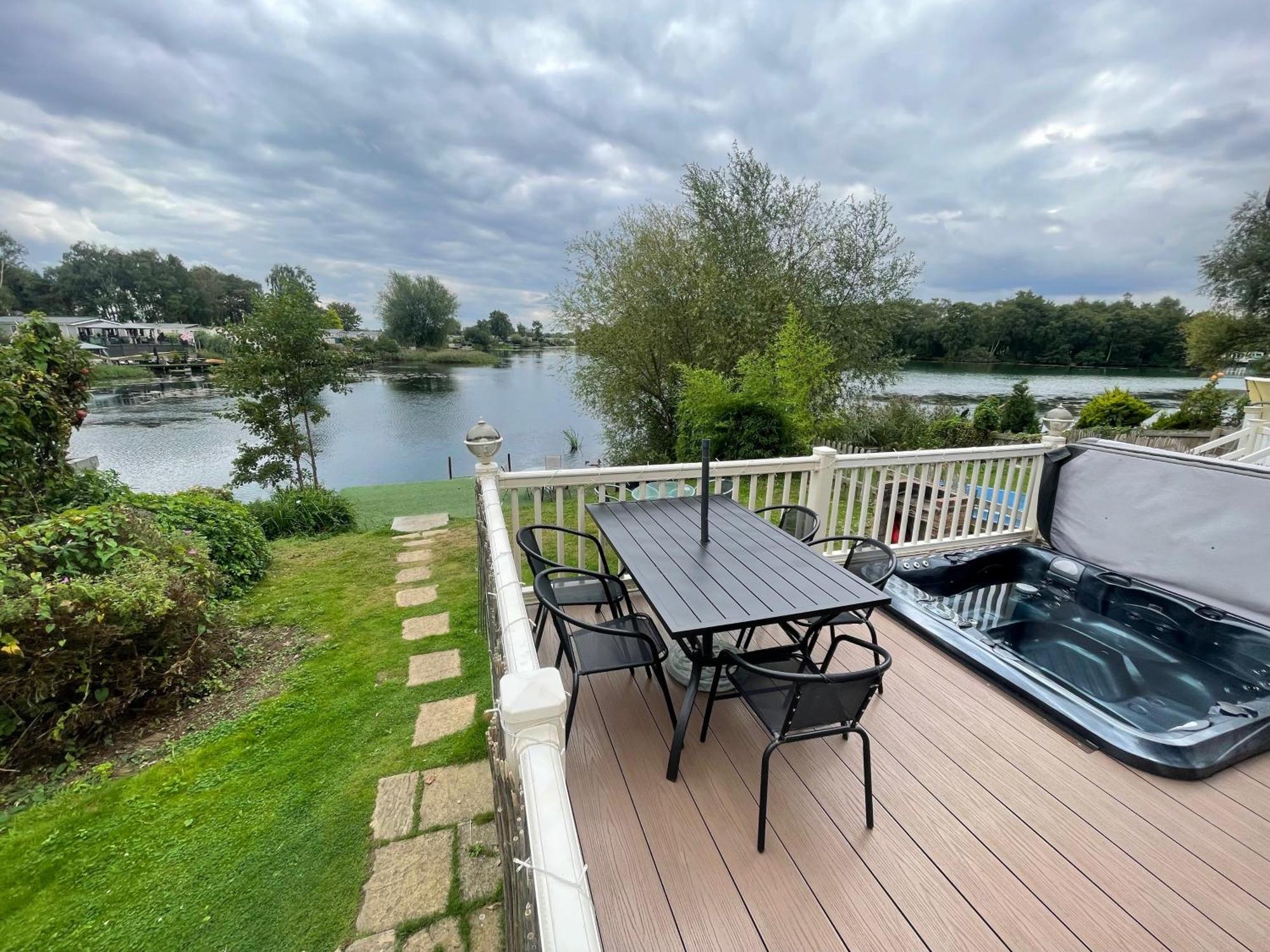 Lakeside Retreat 3 With Hot Tub, Private Fishing Peg Situated At Tattershall Lakes Country Park Ngoại thất bức ảnh