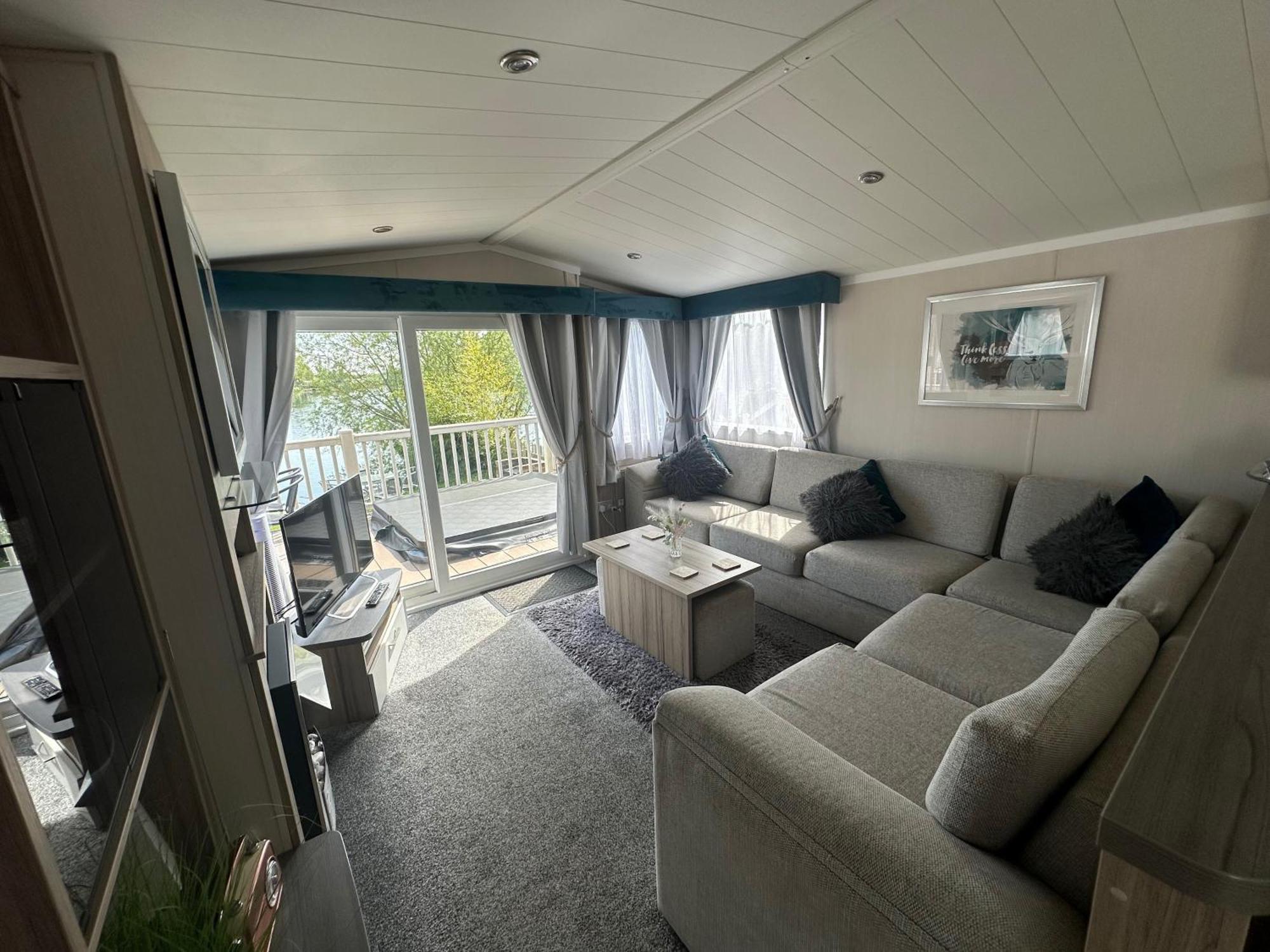 Lakeside Retreat 3 With Hot Tub, Private Fishing Peg Situated At Tattershall Lakes Country Park Ngoại thất bức ảnh